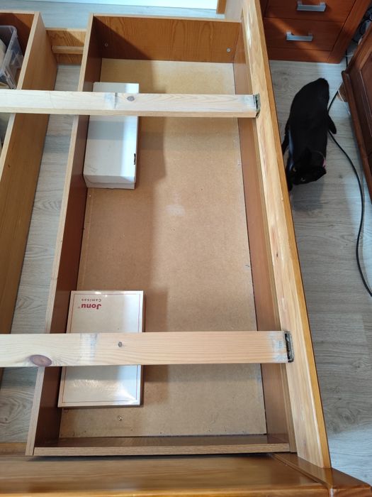 Cama de casal, em cerejeira