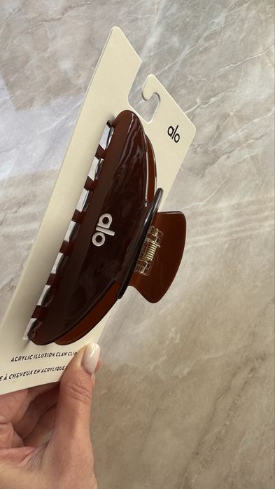 Заколка Alo Yoga в наявності