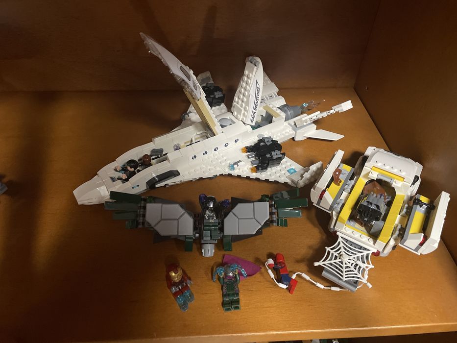 Legos Variados (Avião, Marvel, Carros)