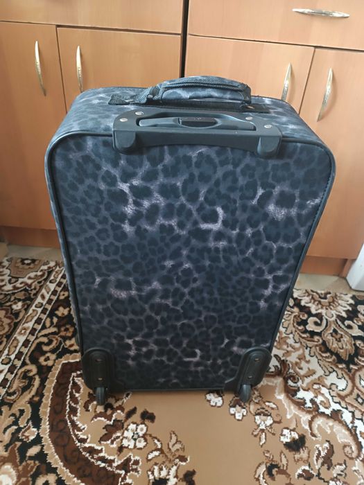 Чемодан дорожный