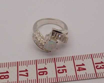 Srebrny pierścionek naturalny opal i cyrkonie R.12.