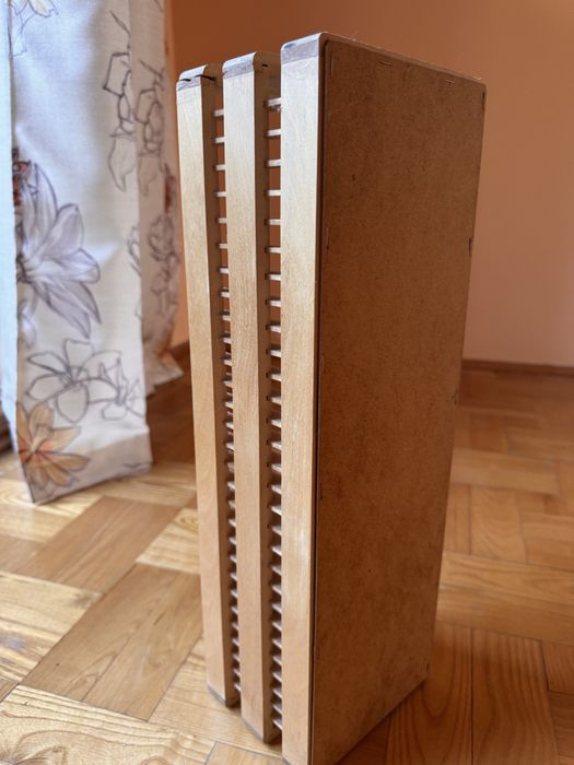 Stojak drewniany, ażurowy na płyty CD