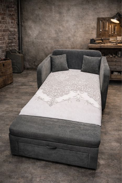 Продаються вішалки з пуфами та диван Гном !