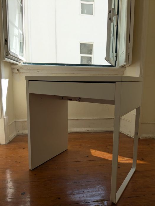 Secretária IKEA MICKE + Cadeira VALFRED (Praticamente novas)