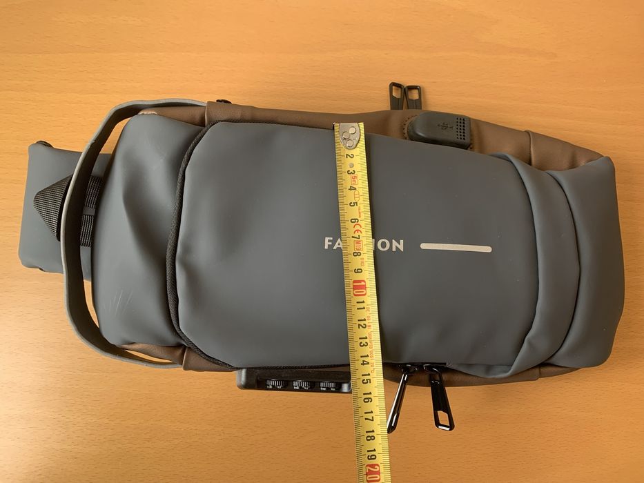 Mochila pequena de viagem com power bank