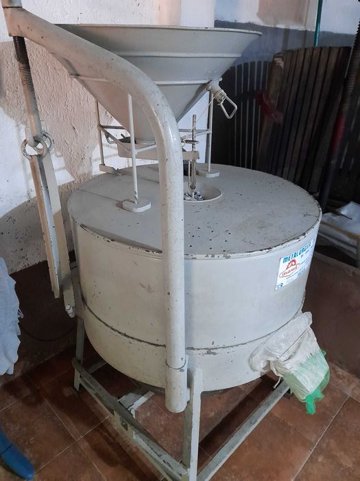 Vendo moinho com motor trifásico em excelente estado com mós de 60
