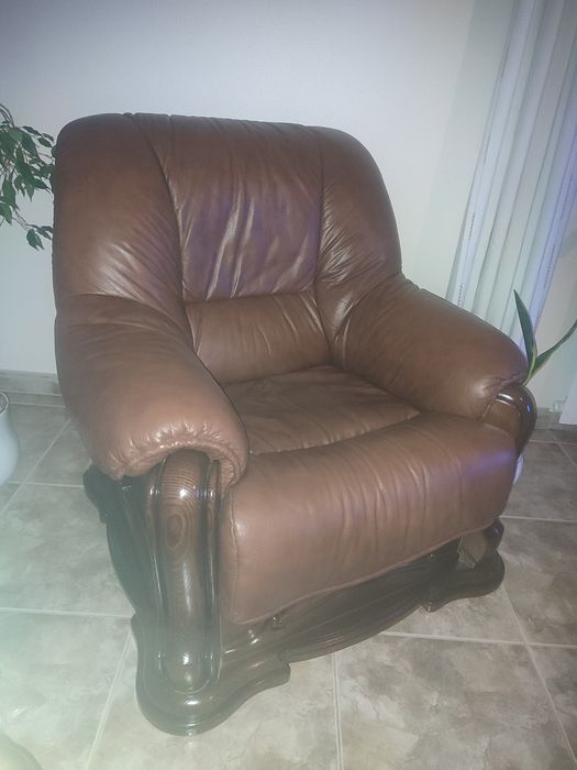 sofás castanhos em pele