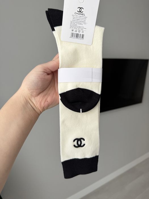 Молочные высокие носки гольфи в стиле шанель Chanel