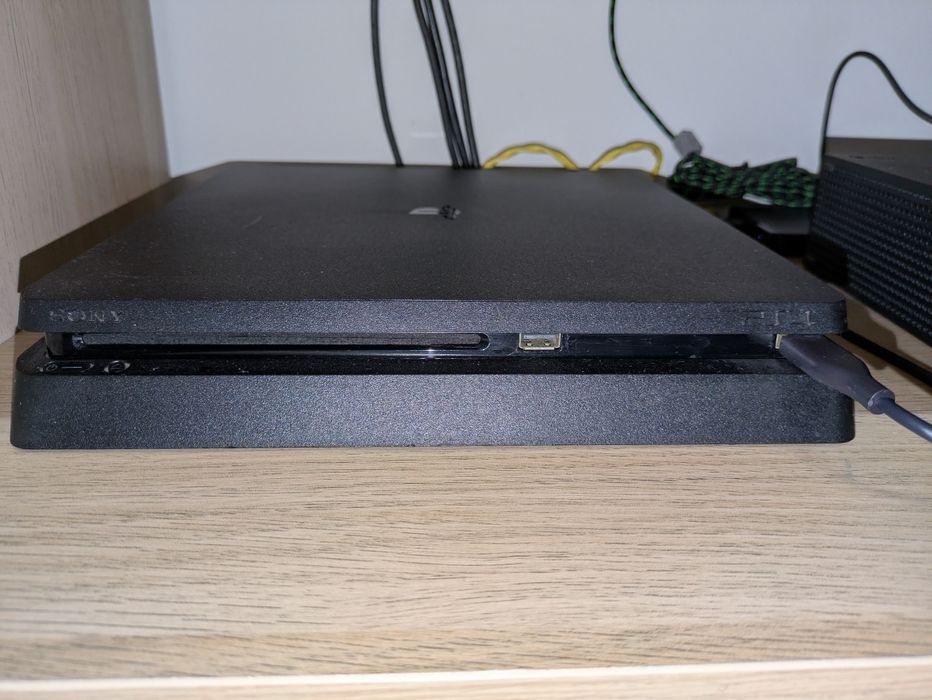 # PlayStation 4 (PS4) Slim 1Tb c/ fw 11.00 desbloqueada #