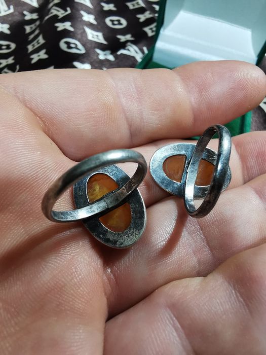 Серебряное кольцо с янтарём ручная работа