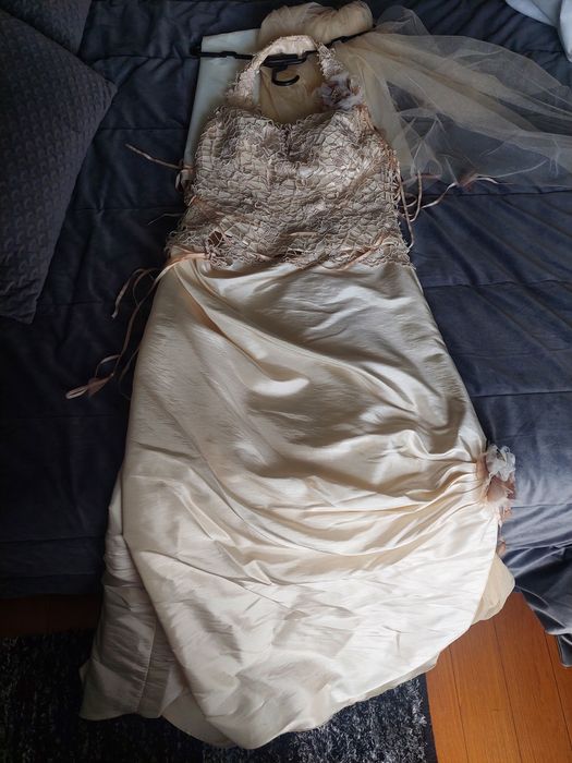Vestido de noiva com saiote e véu