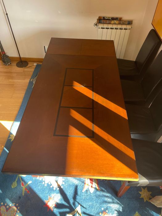 Mesa, aparador e seis cadeiras em pele genuina madeira maciça