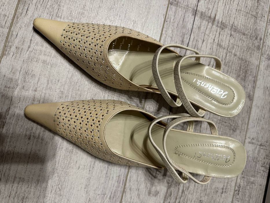 Слингбэки бежевые нарядные