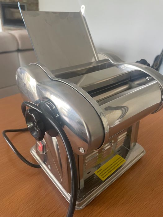 Venda de máquina elétrica para esticar ou cortar massa
