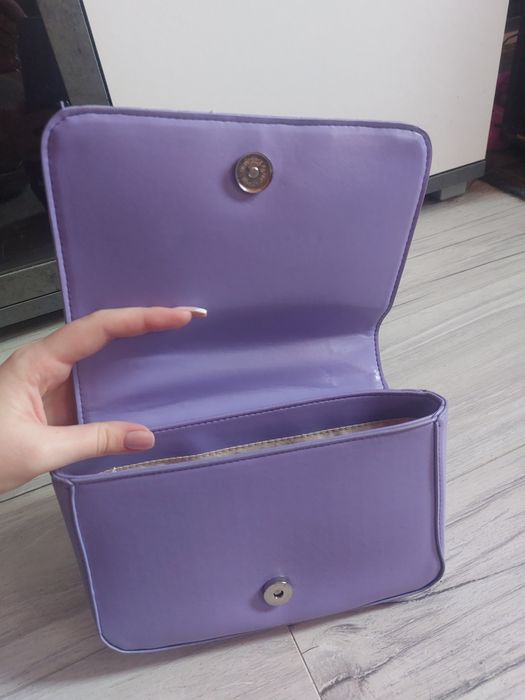Mała fioletowa torebka