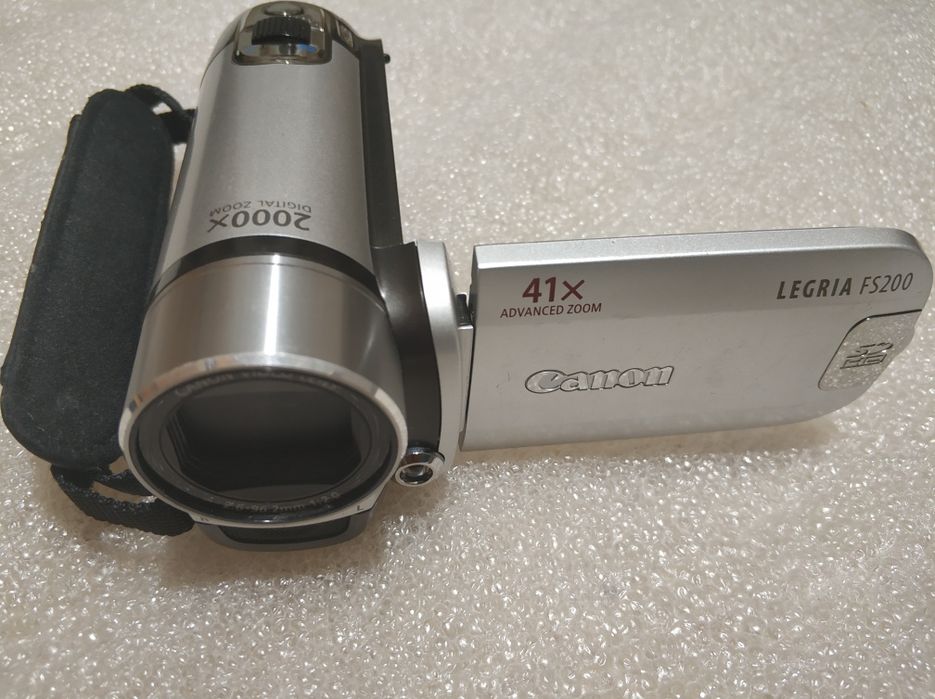 Цифровая видеокамера Canon LEGRIA FS200, выполненная в серебристом корпусе, может делать фотографии, снимать фильмы и видеоклипы