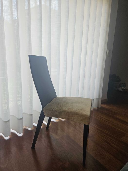 Conjunto de 6 Cadeiras forradas. pernas em madeira maciça