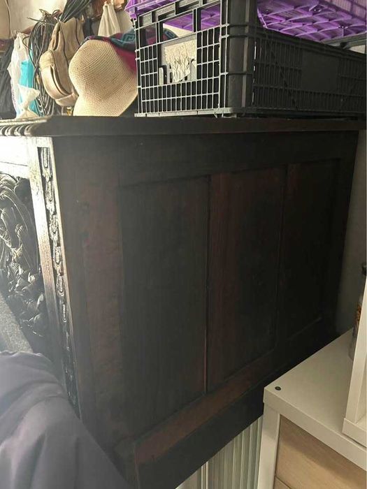 Móvel antigo escuro