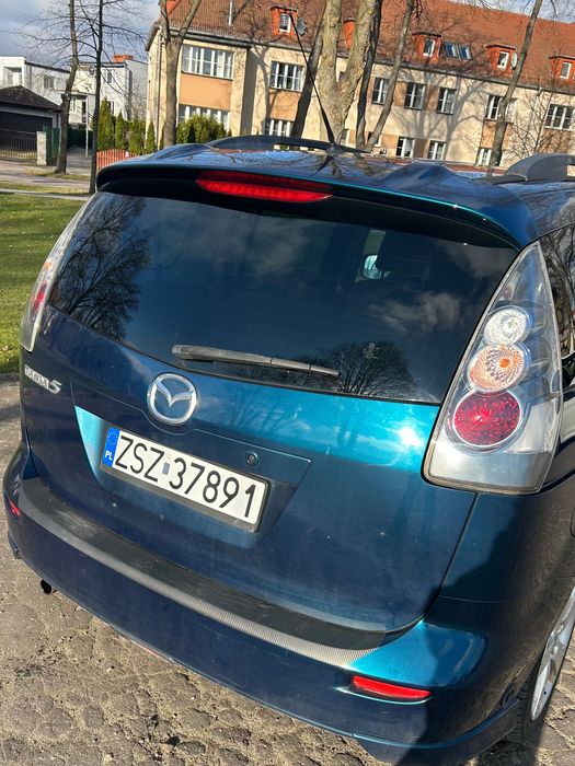 Samochód osobowy Mazda 5.