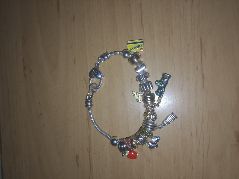 Bransoletka z charmsami