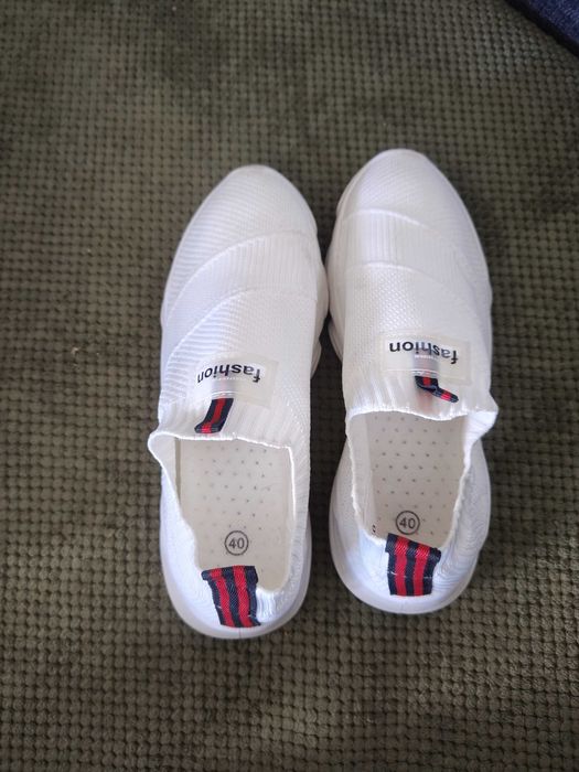 Sportowe materiałowe buty białe