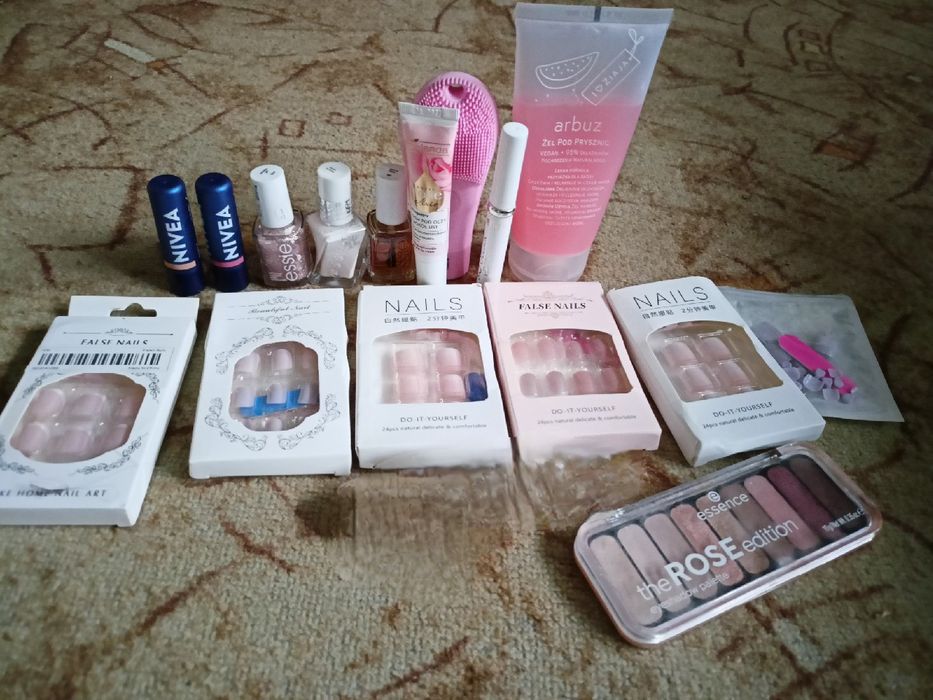 Zestaw kosmetyków jak nowe

Lakiery jak nowe zużycie biały 3/