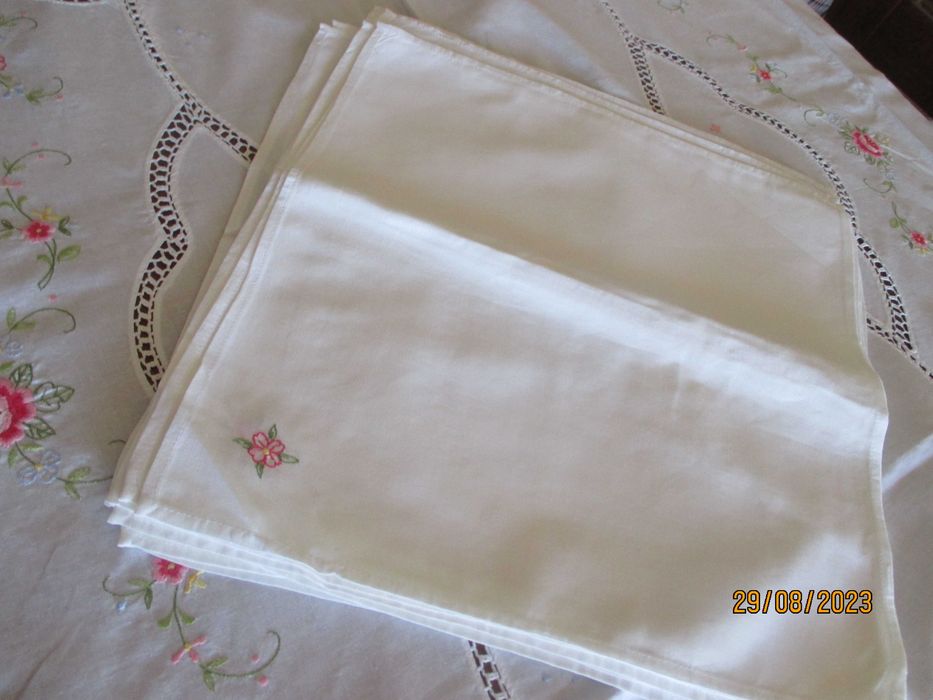 Toalha de mesa, muito bonita - nova com 12 guardanapos