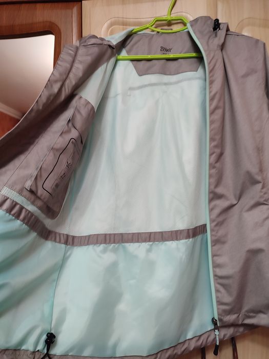 Жіноча легенька курточка, вітровка