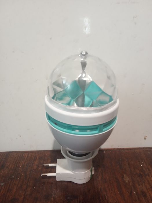 Лампа светодиодная светильник.Вращается по кругу огоньками.