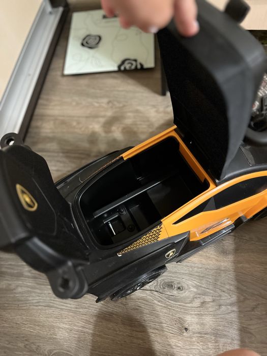 Толокар машина Lamborgini, з батьківською ручкою