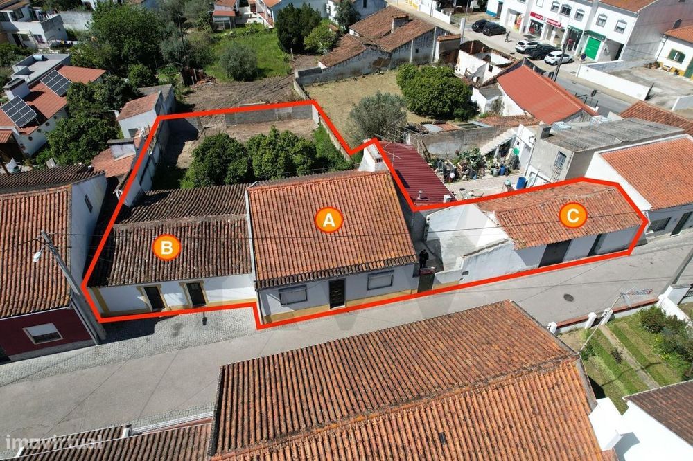 3 Propriedades com 410m2 de área total, com 2 Moradias e 1 garagem ind