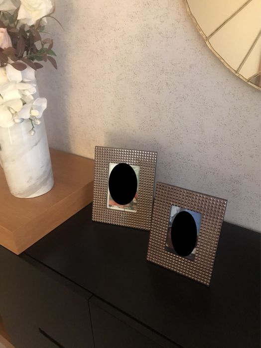 Dois porta retratos em dourado