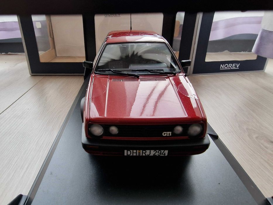 Model VOLKSWAGEN Golf GTI 1990r RED metalic 1:18