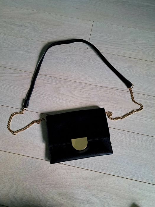 Czarna torebka New Look na łańcuszku