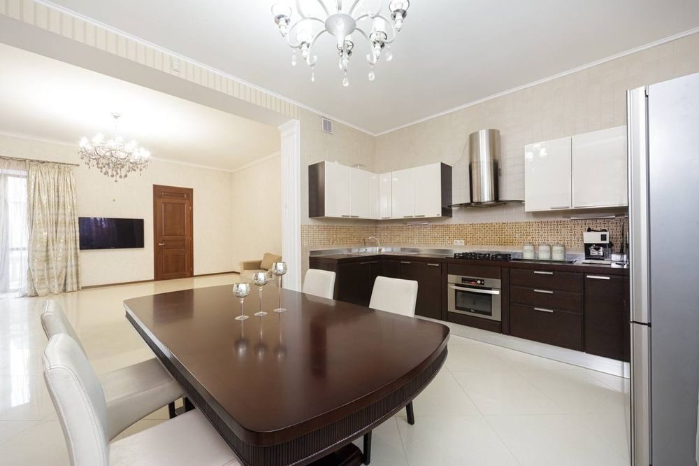 Аренда  дома возле моря  / Аркадия  , бассейн  , 8 соток, подвал ,свет