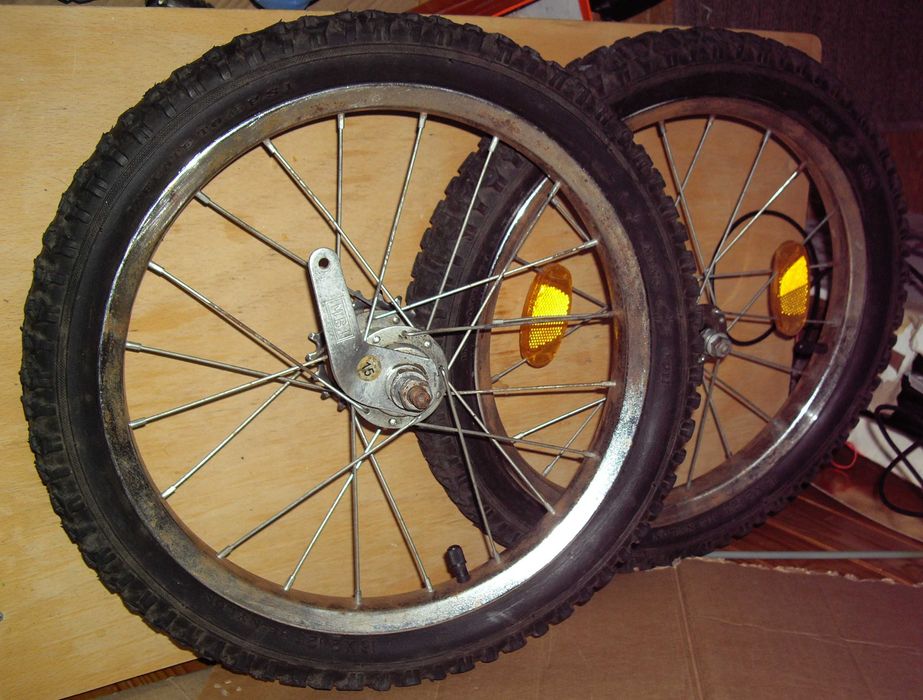 два велосипедних колеса, для  невеликого велосипеда