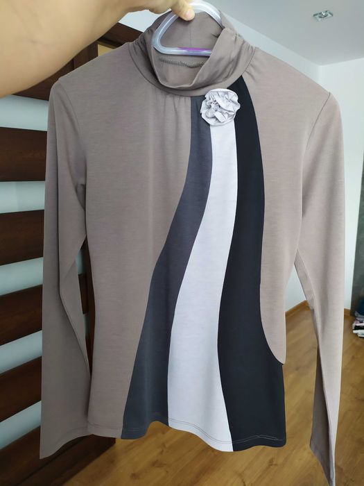 Cienki golf z kwiatkiem C&A