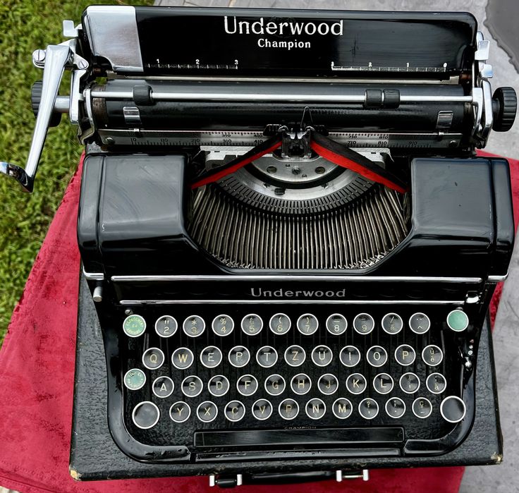 Antiga maquina de escrever underwood champion