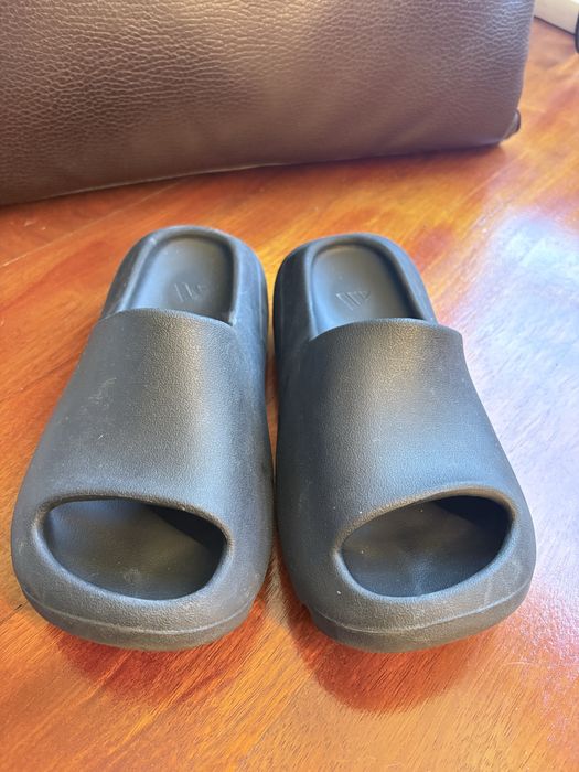 yeazy slides pretas