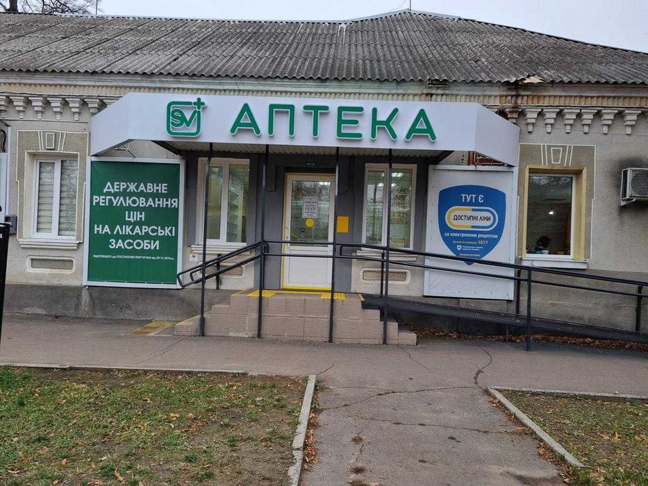 Оренда фасадного приміщення 96 м² (колишня аптека) в центрі Гадяча, вул. Гетьманська, 8