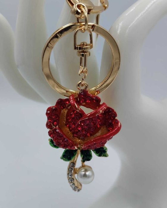 Błyszczący brelok czerwona róża kryształki zawieszka do kluczy torebki