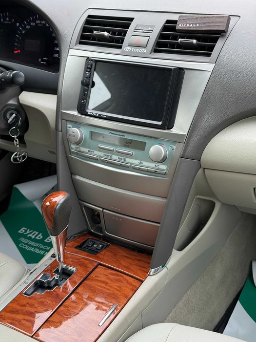 Продам Toyota Camry  рік можлива розстрочка,кредит,обмін!