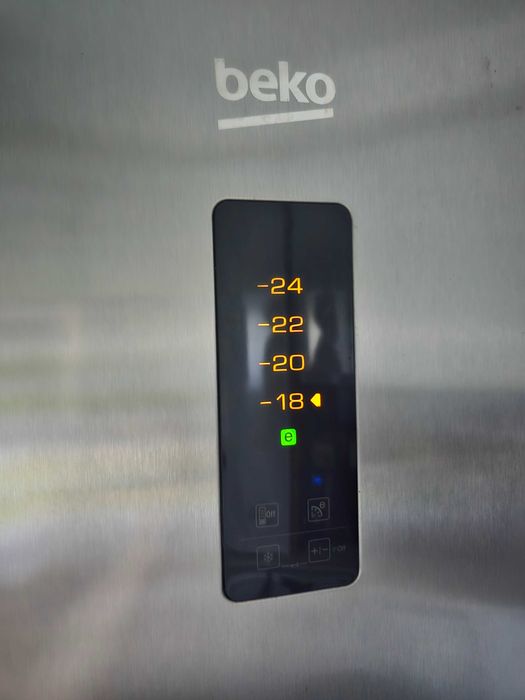 Congelador Vertical Beko Inox - Ecrã Digital