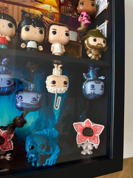 Ramka kolekcjonerska Stranger Things unikatowa z całą kolekcją figurek
