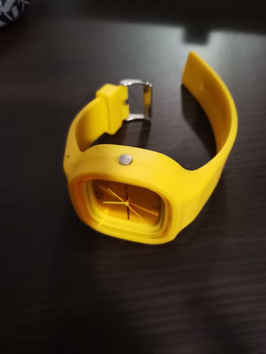 Żółty zegarek, działający