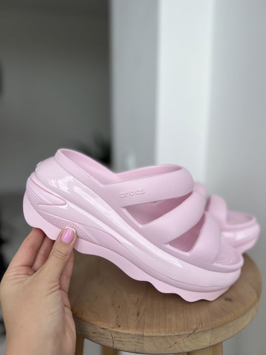 Жіночі шльопанці Crocs Mega Crush Triple Strap W10