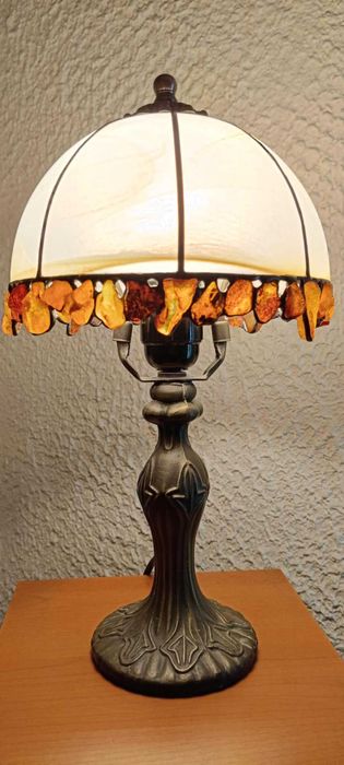 Lampka na metalowej podstawce