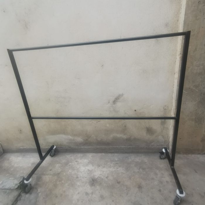 Charriot de roupa em metal