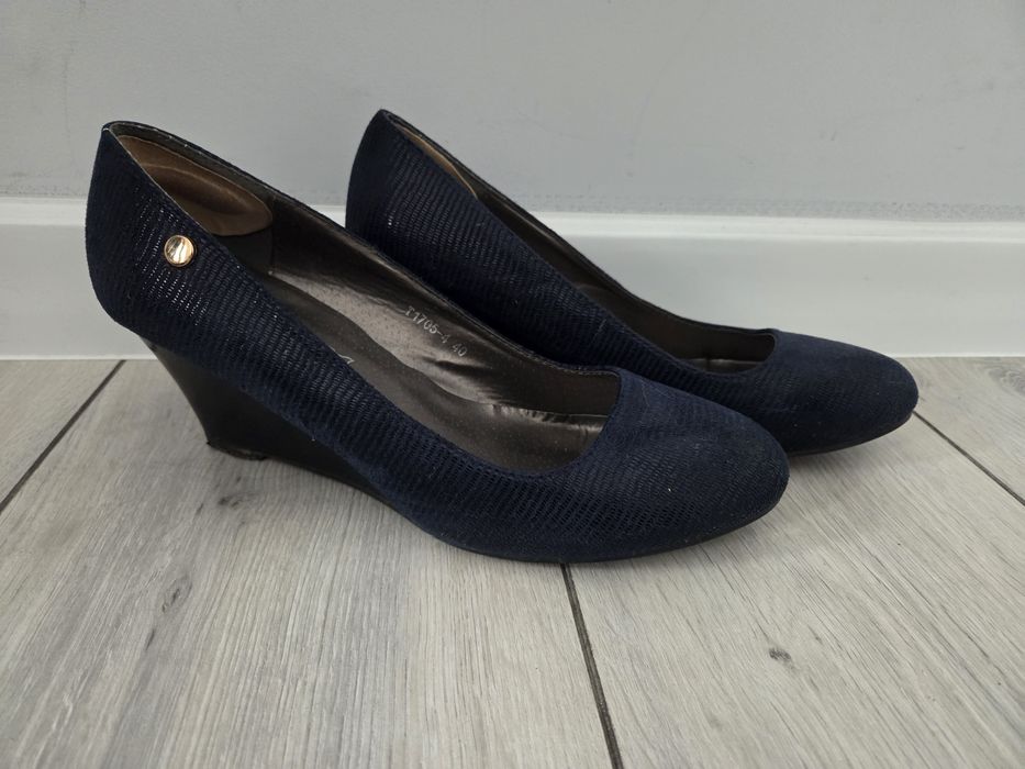 Czółenka na koturnie 39