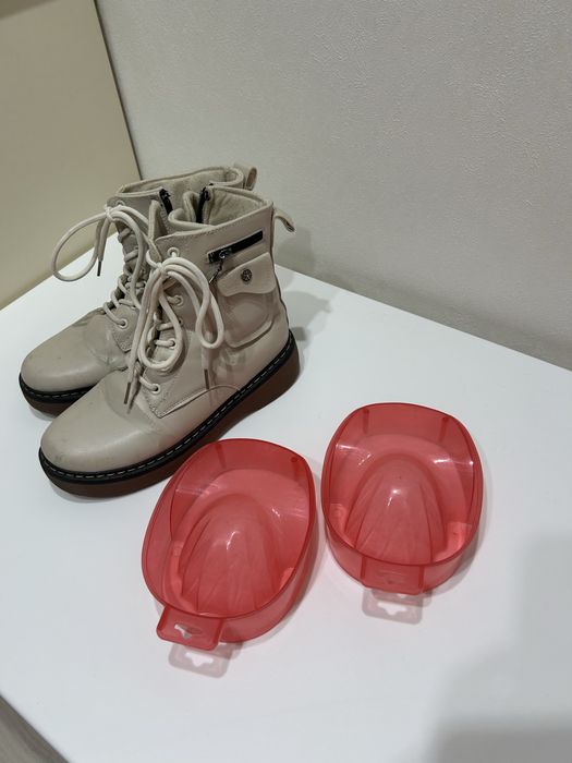 Віддам безкоштовно чоботи на суху погоду і ваночки для манікюру